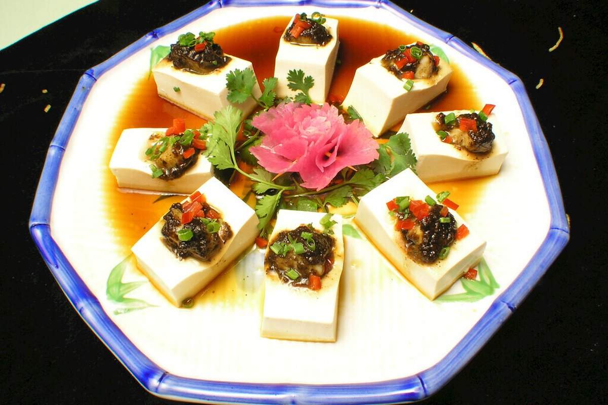 客家菜摆盘：酿豆腐与盐酒鸡
